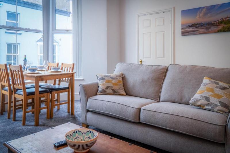 Caldey Island View - 2 Bedroom Apartment - Tenby - image 7