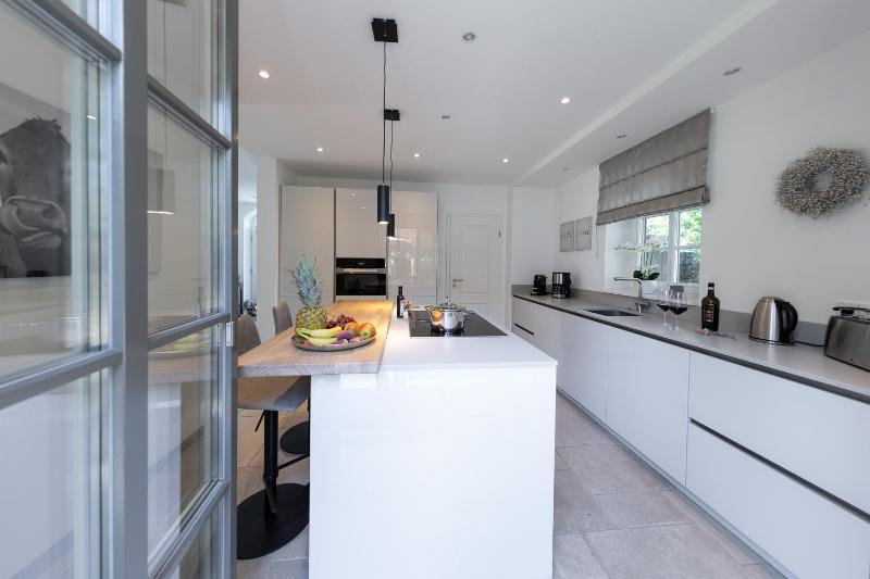 Modernes Ferienhaus mit Sauna eingezäuntem Garten und Strandnähe Ideal für Familien Freunde und Hundeliebhaber - image 10