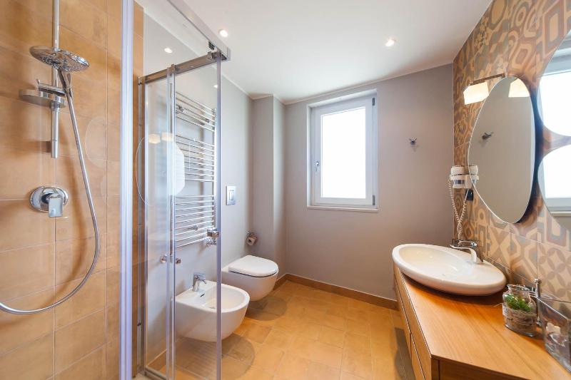 Standard Triple Room with Side Sea View image 2