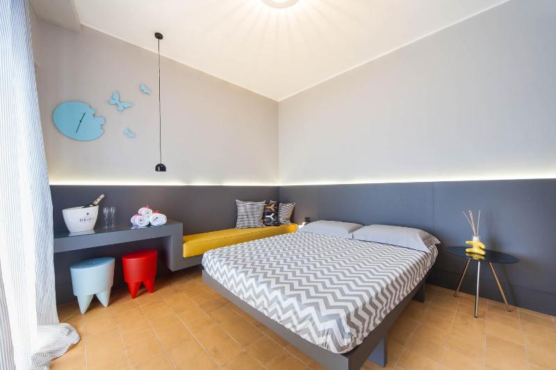 Standard Triple Room with Side Sea View image 4
