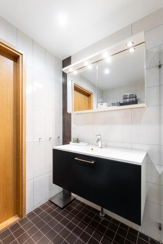 2-bedroom apartment with Parking and Balcony next to Old Town - image 3