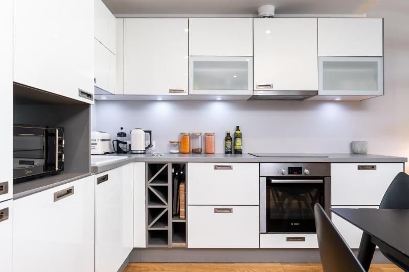 2-bedroom apartment with Parking and Balcony next to Old Town - image 12