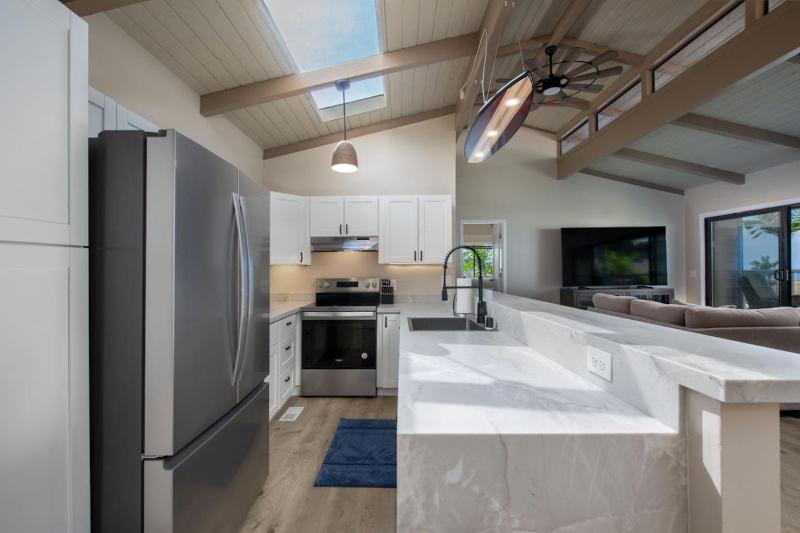 Kona Beach House Getaway - image 13