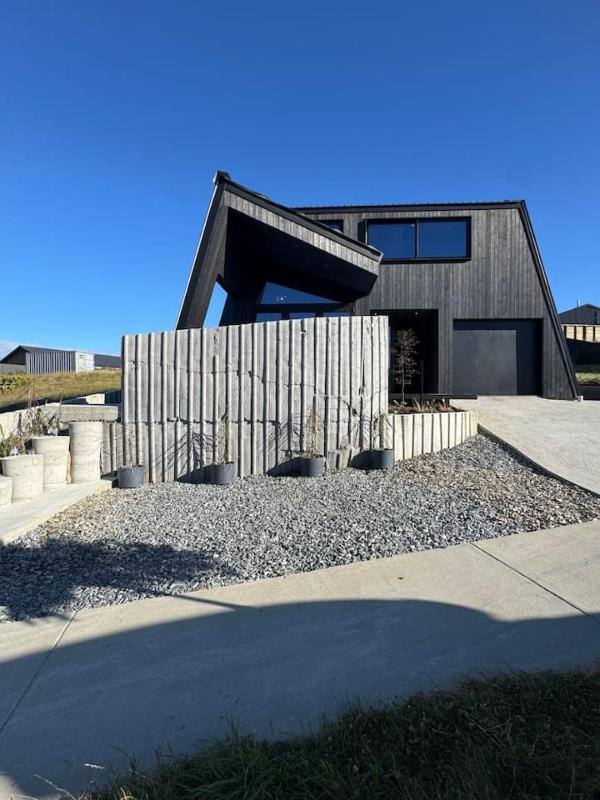 Architectural lake-view home Blue Velvet - image 1