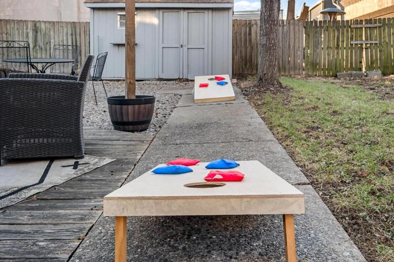 Derby & Bourbon Trail Homebase W Private Backyard - image 3