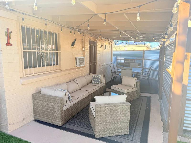 Mins from the UofA & Downtown 4BR 2BA Entire Home - image 6