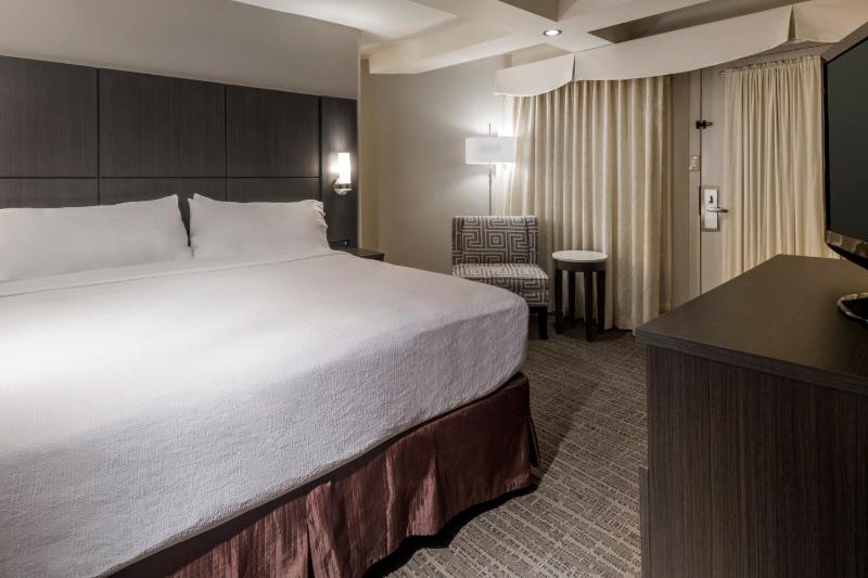 Holiday Inn and Suites Phoenix Airport North By IHG - image 11