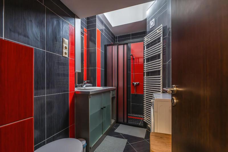 O4 City Center Apartment - image 8