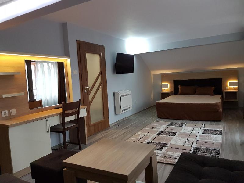 Deluxe Double Room with Balcony image 3
