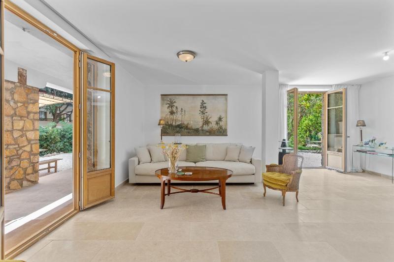 REF 2177- Exceptional Villa in the Heart of Cannes 5mins from La Croisette - image 3