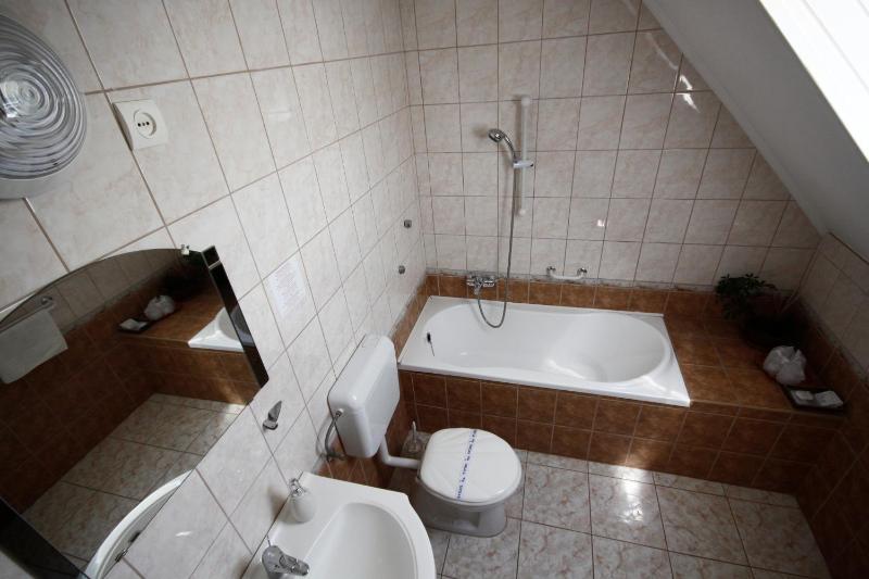 Quadruple Room image 4