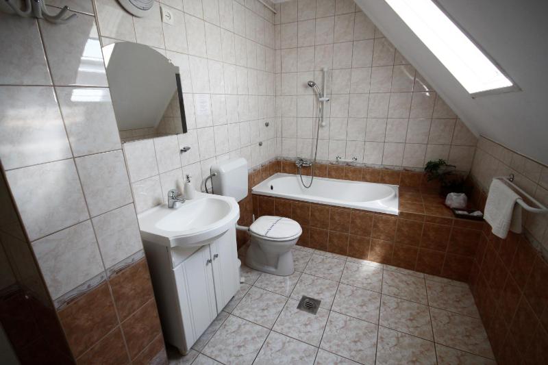 Quadruple Room image 2