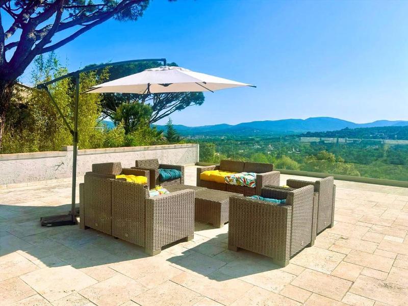 GRICARD Villa T5 avec piscine vue panoramique sur les collines de Grimaud et aperçu mer - image 7