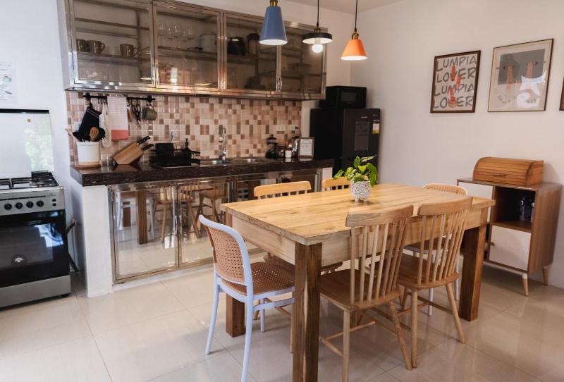 Quiet Townhouse | Super Fast Wifi -10 mins airport - image 14