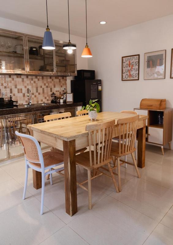 Quiet Townhouse | Super Fast Wifi -10 mins airport - image 13