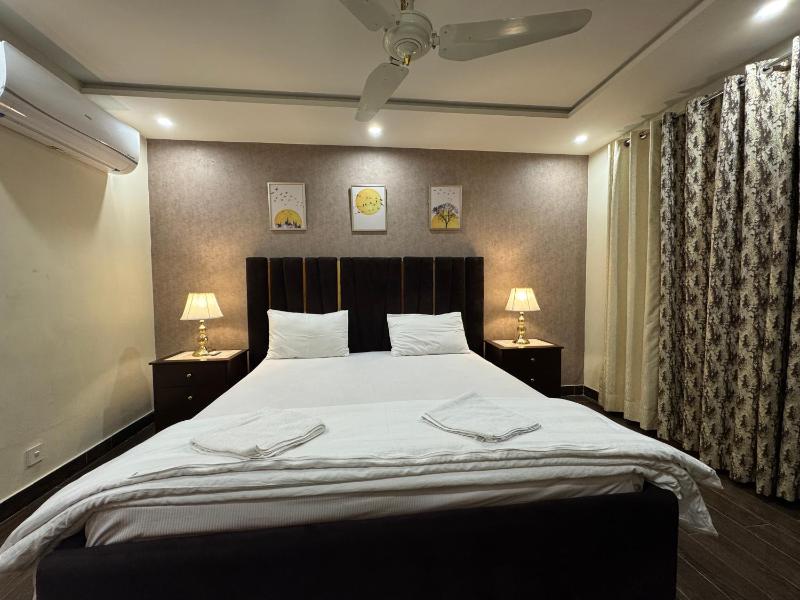 Lux Haven Stays 2 Bedroom Luxury Apartment Near Gulberg - Ultimate Getaway Experience - image 14