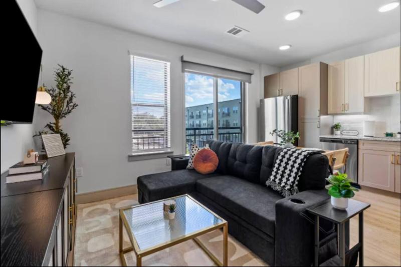 Modern King Suite Downtown Austin and Wi-Fi NEW - image 11