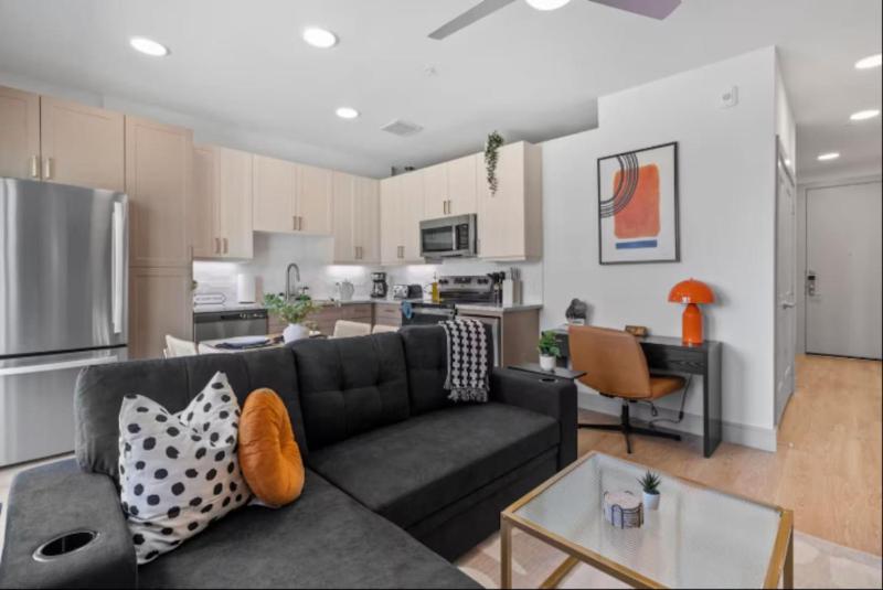 Modern King Suite Downtown Austin and Wi-Fi NEW - image 1