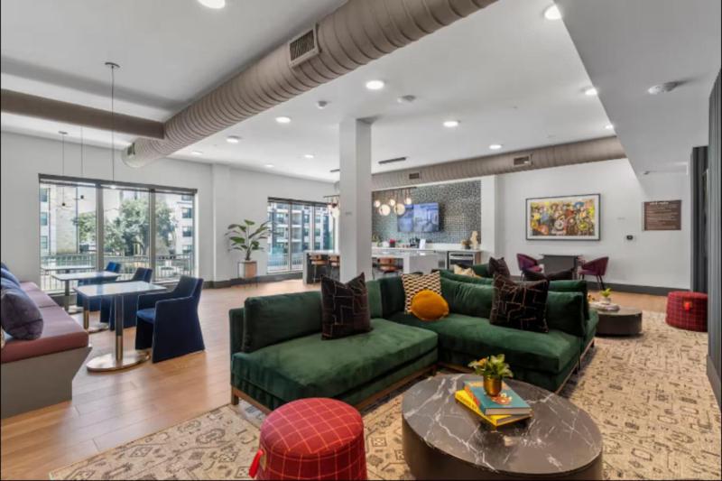 Modern King Suite Downtown Austin and Wi-Fi NEW - image 21