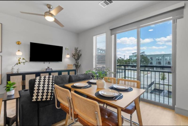 Modern King Suite Downtown Austin and Wi-Fi NEW - image 45