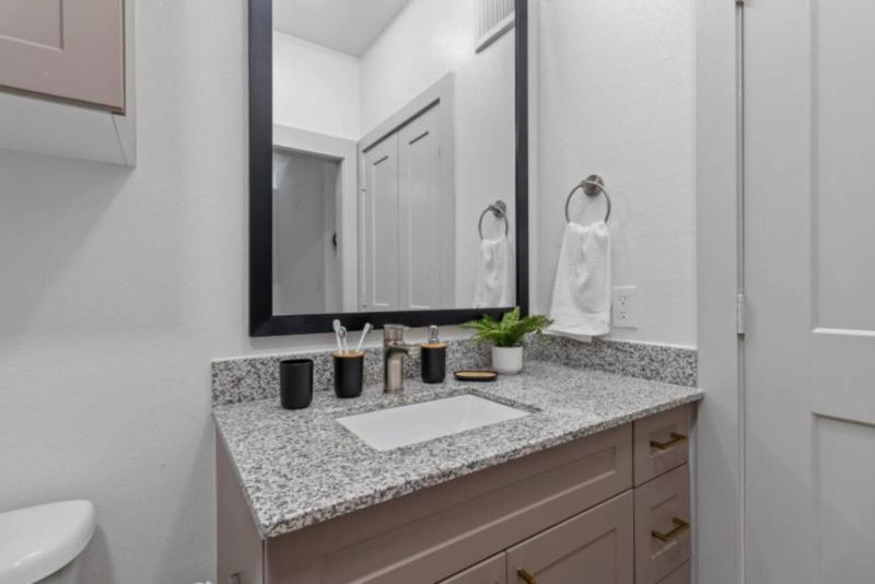 Modern King Suite Downtown Austin and Wi-Fi NEW - image 28