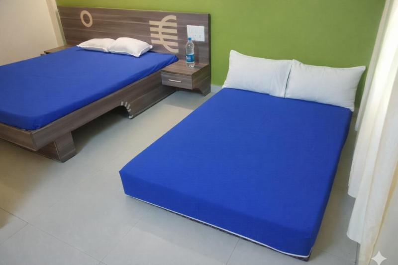 Hotel rosewood plaza - Mahabaleshwar  Couple & Family Stay Rooms with Free Wi-Fi - image 5