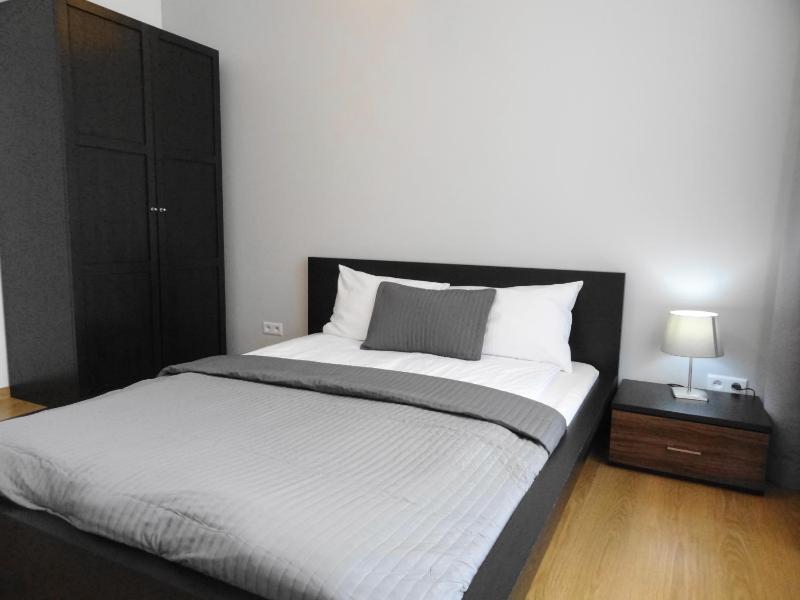 2 Bedrooms 7 Minutes from Airport - image 10