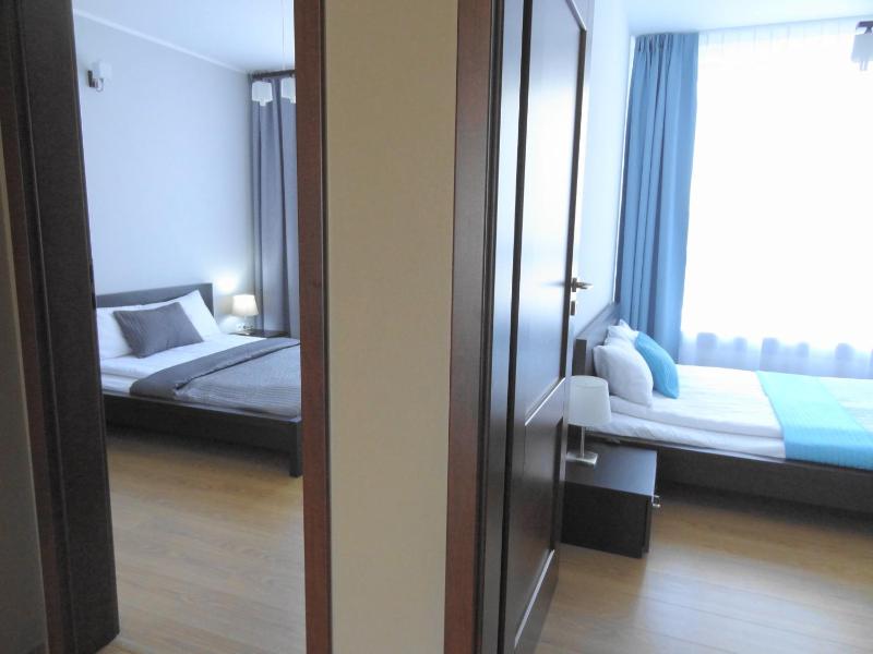 2 Bedrooms 7 Minutes from Airport - image 9