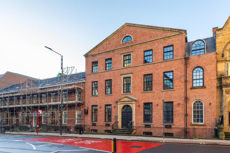 Leeds City Luxe Apartment with Parking 8 mins to station! - image 32