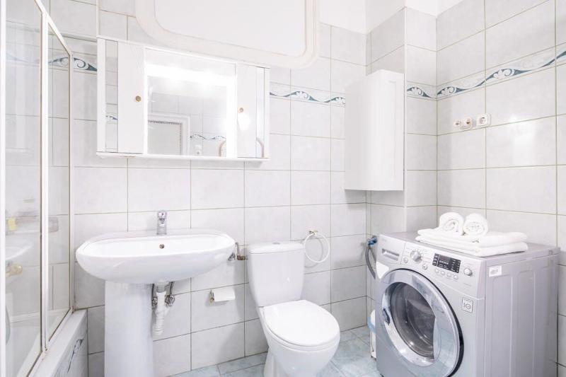 Central Simple and Spacious Home - image 11