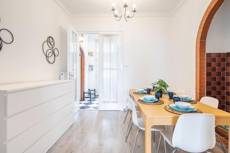 Central Simple and Spacious Home - image 8