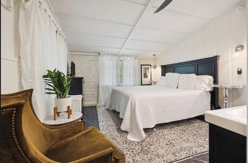 Speakeasy Hotel - image 18