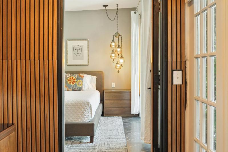 Speakeasy Hotel - image 11