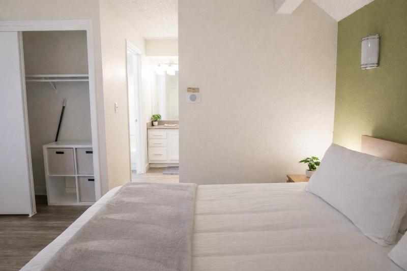 Comfortable SLC Studio | Great Location - image 13