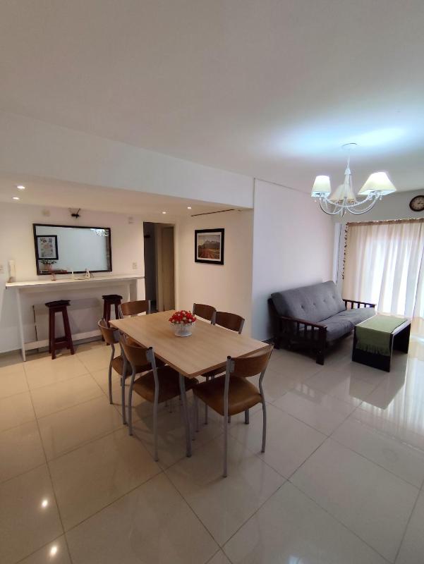 Depto céntrico de 3 habitaciones y cochera - image 3