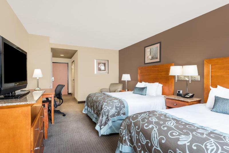 Queen Room with Two Queen Beds image 2