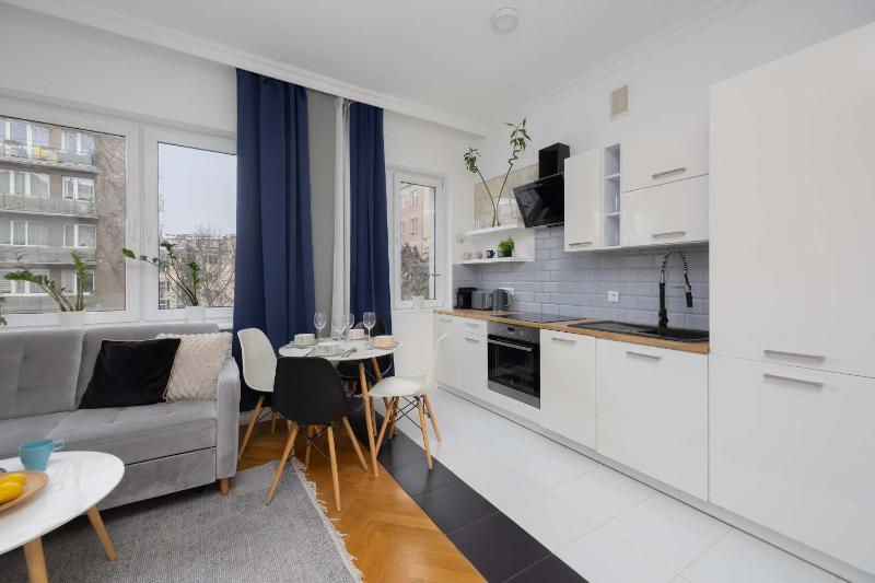 Cozy Apartment Hoża Warsaw Near PKIN with Air Conditioning by Noclegi Renters - image 12