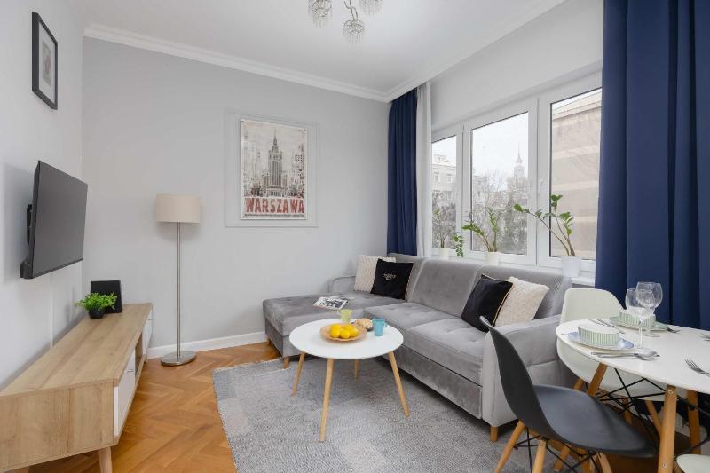 Cozy Apartment Hoża Warsaw Near PKIN with Air Conditioning by Noclegi Renters - image 3