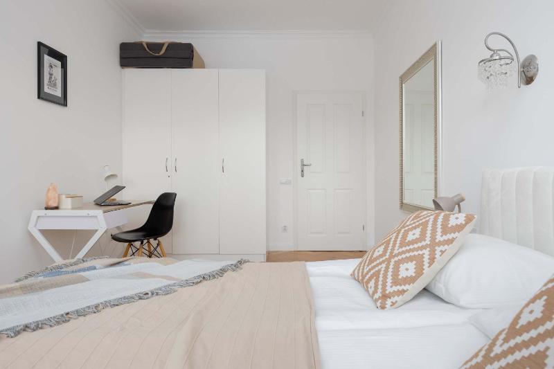 Cozy Apartment Hoża Warsaw Near PKIN with Air Conditioning by Noclegi Renters - image 14