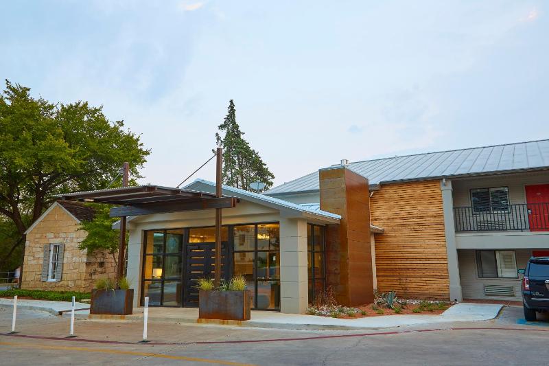 Fredericksburg Inn And Suites - image 3