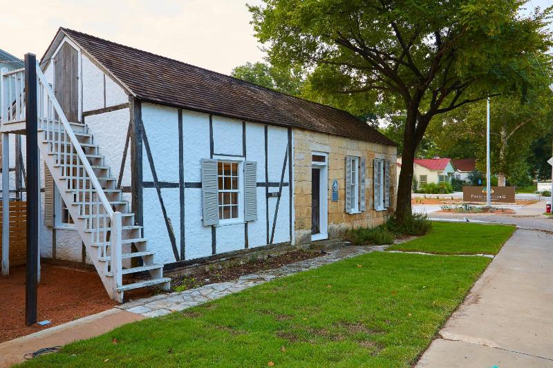 Fredericksburg Inn And Suites - image 2
