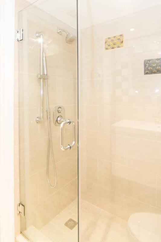 BEST DEAL! 2 Bedroom Modern Beachfront by YouRent! - image 35