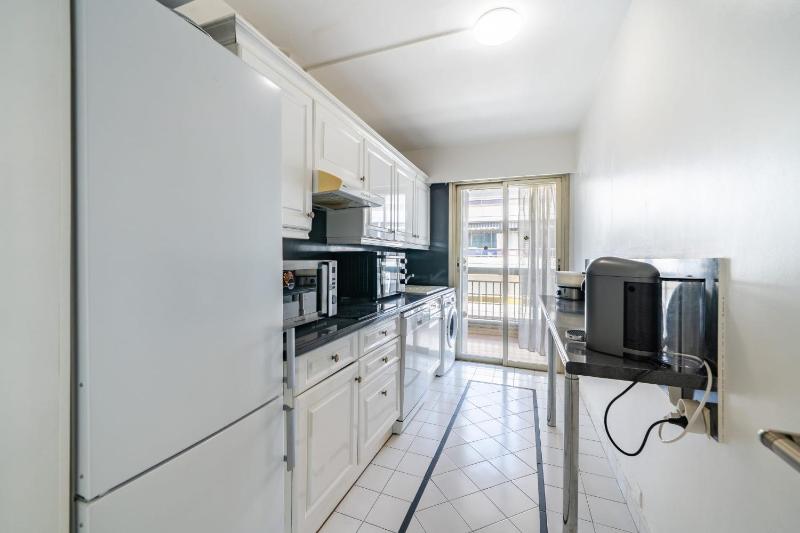 Spacious 1-bedroom apartment in the heart of Cannes - image 12