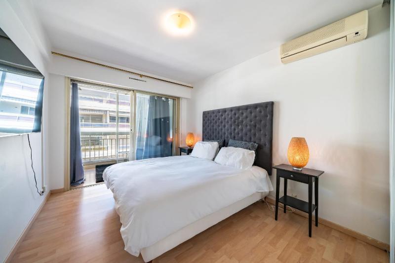 Spacious 1-bedroom apartment in the heart of Cannes - image 9
