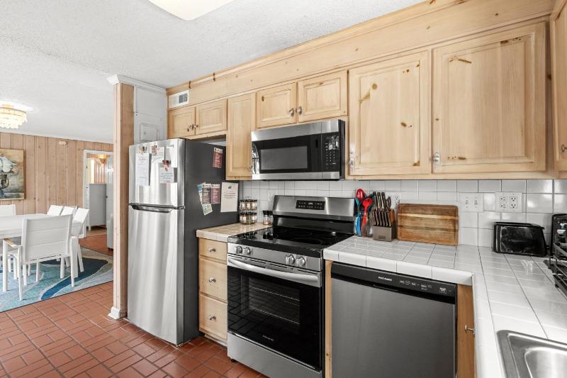 Coastin Time 8 BR 6BA Private Heated Pool & Hot Tub - image 15