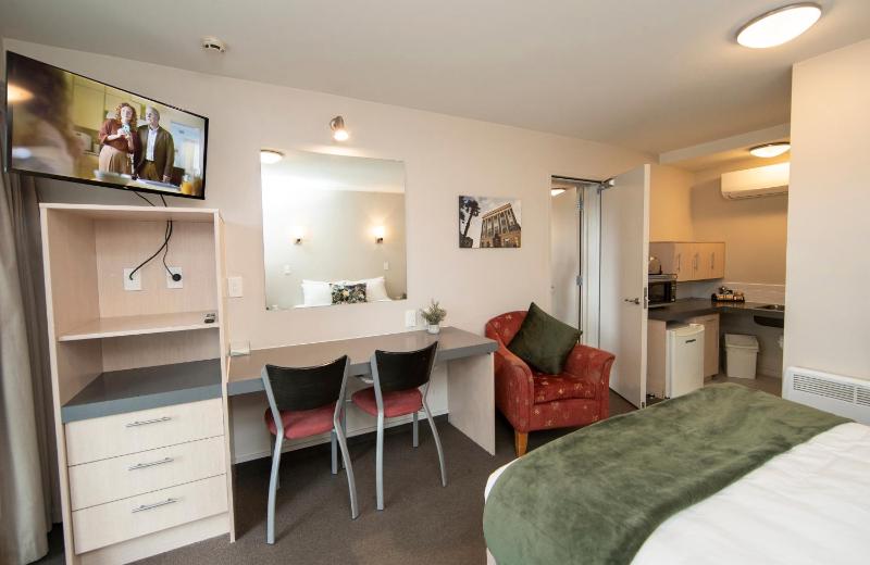 Cranford Oak Motel - image 3