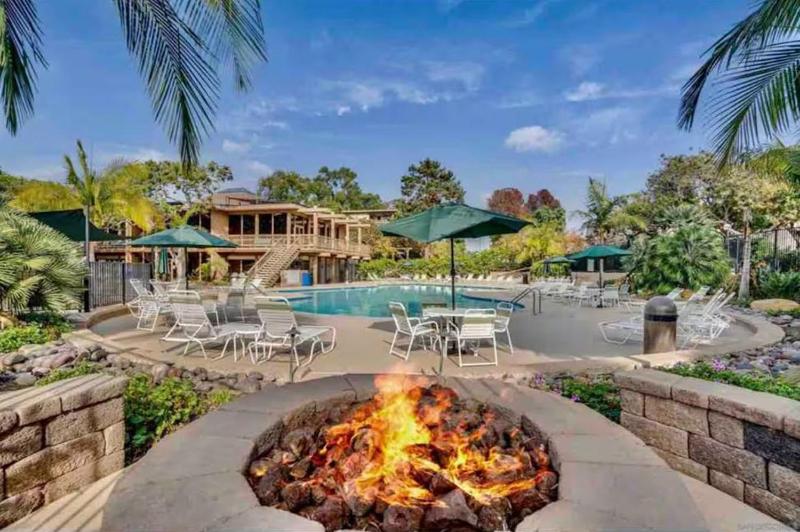 Luxury Condo Resort Amenities - Pool Pickleball - image 9