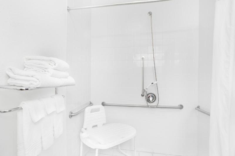 King Room with Bath Tub - Mobility/Hearing Accessible - Non-Smoking image 2