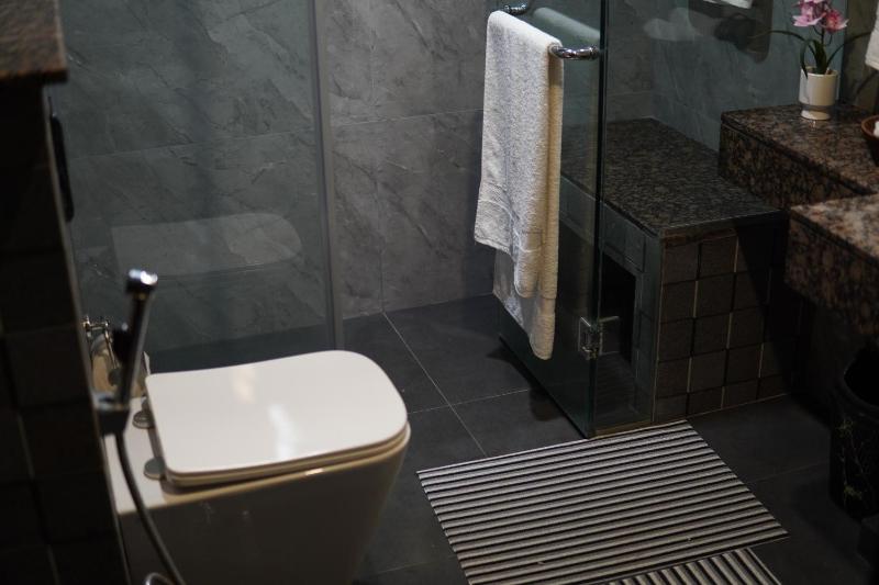GoldCrest Mall Prestigious Suites with Balcony by SIGNATURE ONE in DHA Lahore - image 5