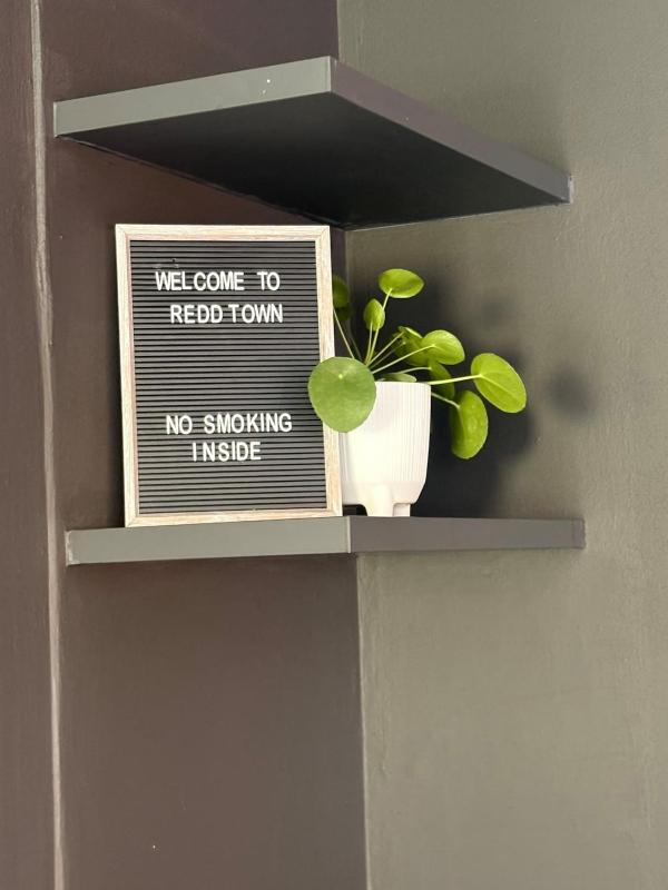 Redd Town - image 12